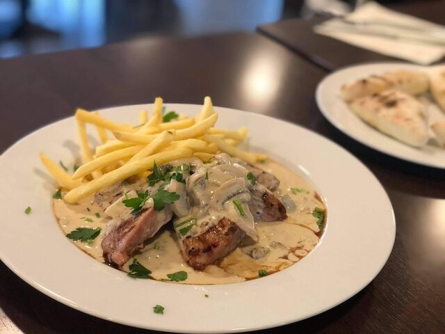 Schweinefilet Medallions mit Champignonsoße und Pommes