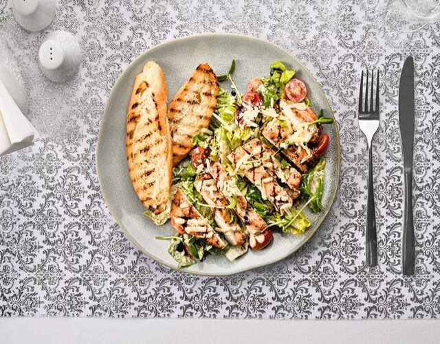 Cezar z grillowanym kurczakiem i grzankami Caesar with grilled chicken and croutons Alergeny (1,3,6,7,9) 36 zł