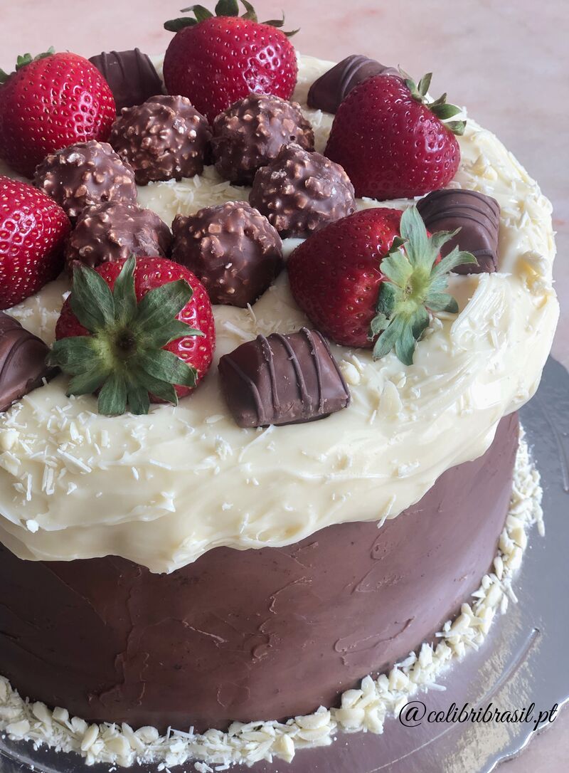 Bolo com recheio e cobertura de morango com chocolate 