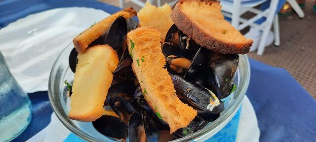 Pepata di cozze con crostini