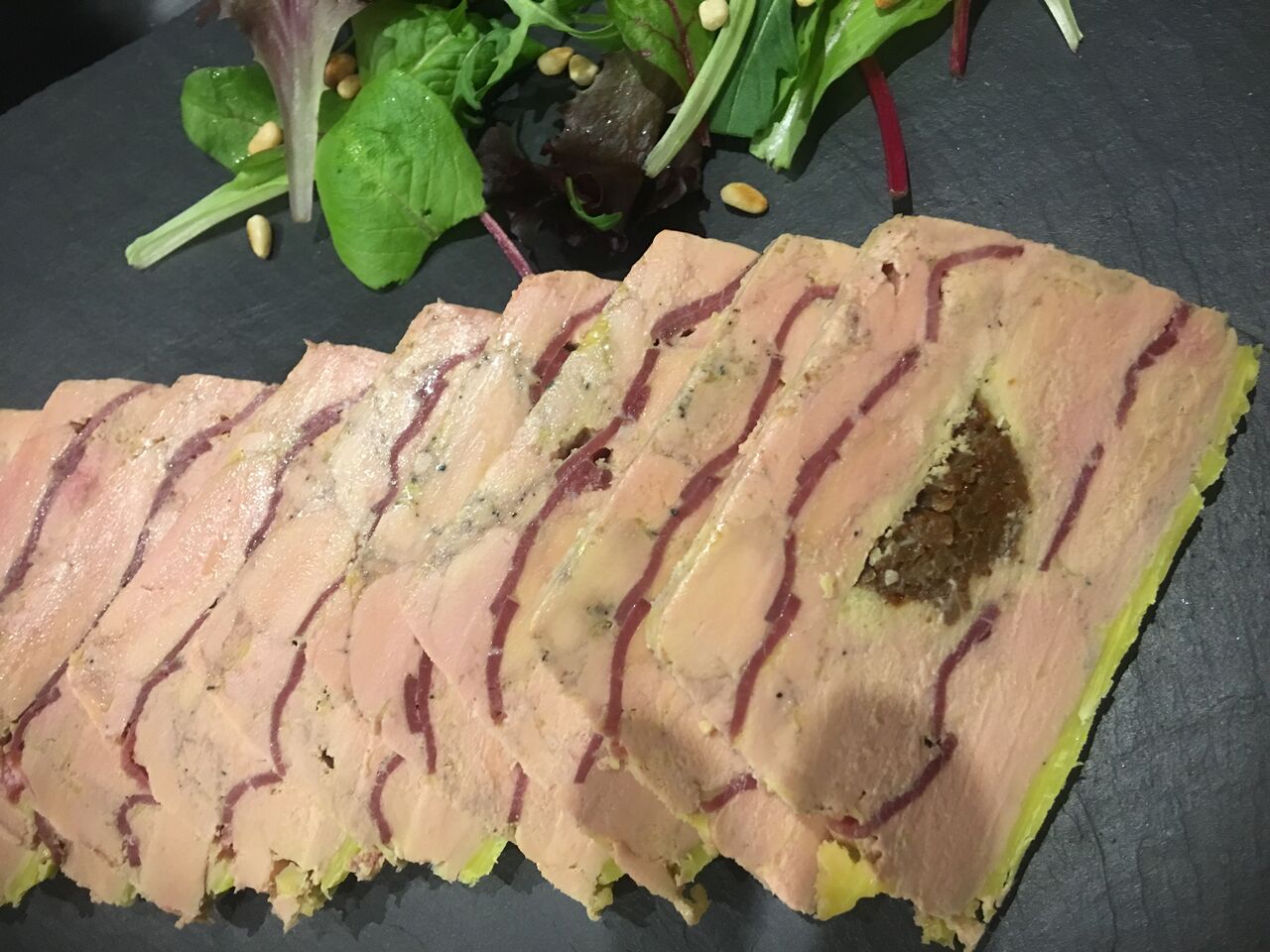 Marbré de foie gras de canard mi-cuit,tranchettes de magret et compoté de figues aux épices 