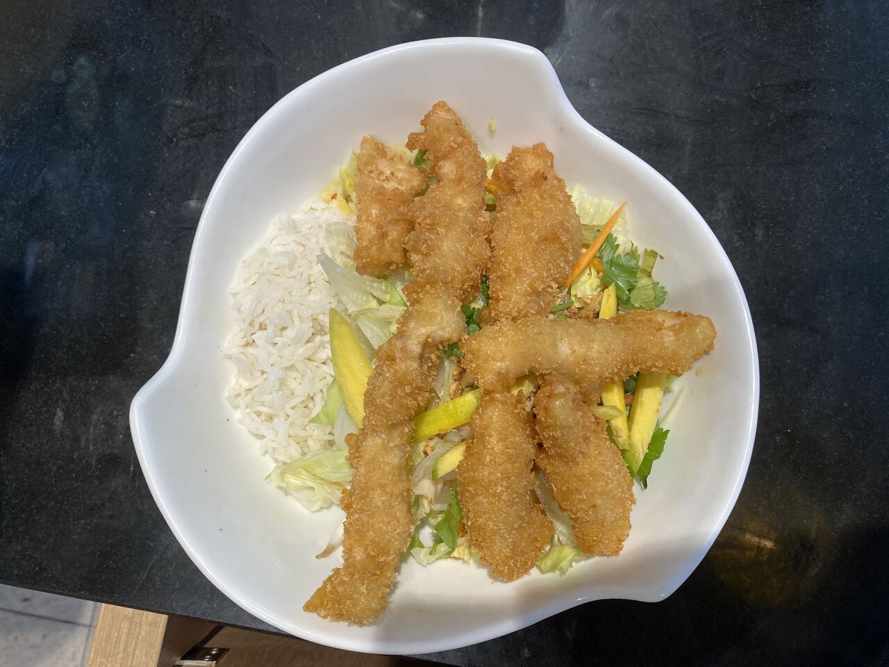 Mango Bowls Mit Salat und panierten Hühnerfleisch