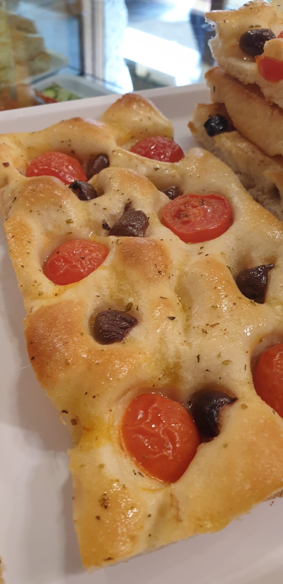 Focaccia con Pomodorini e Olive Taggiasche