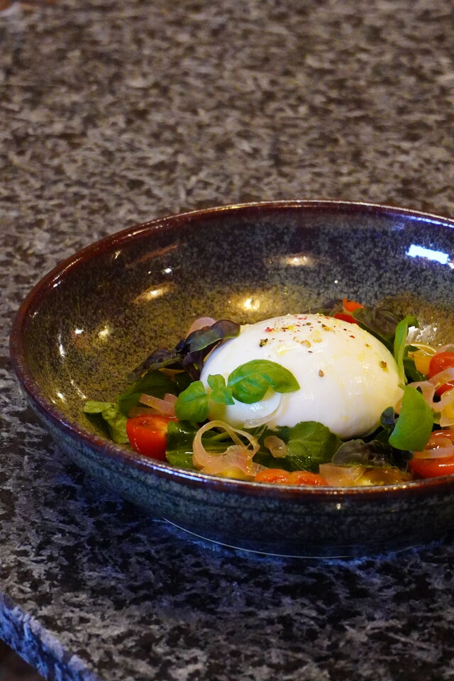 Burrata, Tomate Cherry, Azeitonas Trufadas, Agrião