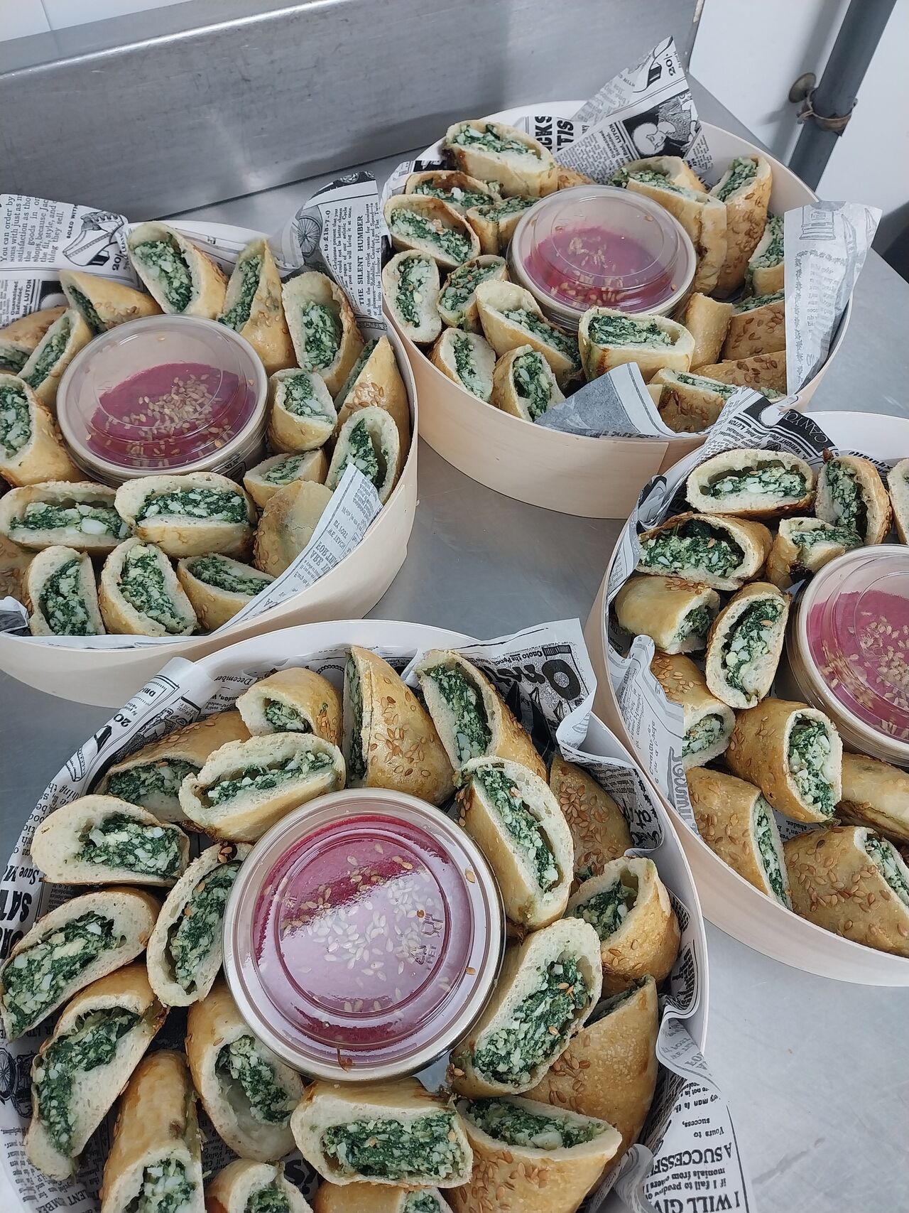 Box de pirozhki aux épinards, oeufs durs, sauce betterave