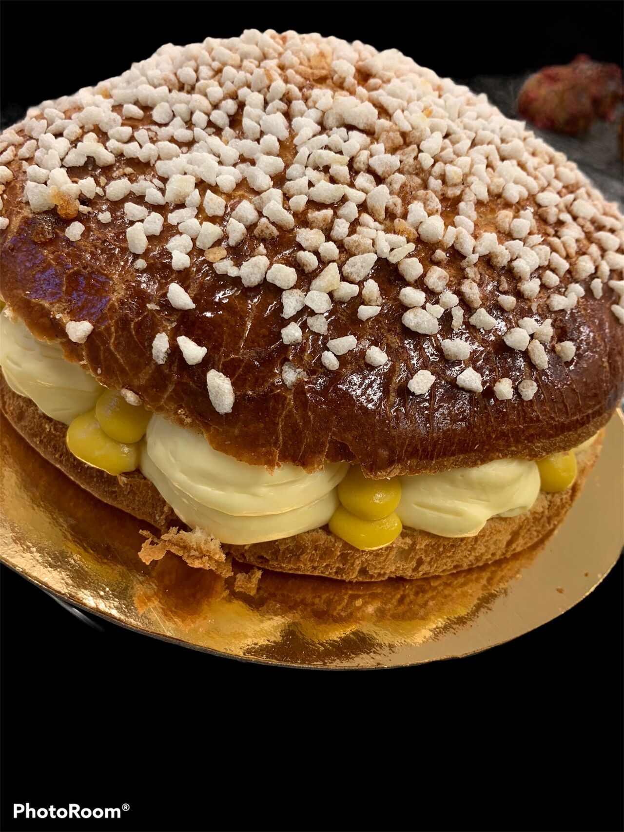 Tropézienne
Brioche imbibé fleur d’oranger
Crème vanille et crémeux mangue 