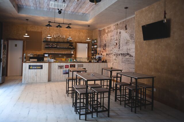 sala superiore Food bancone bar stile industriale, parquet, musica