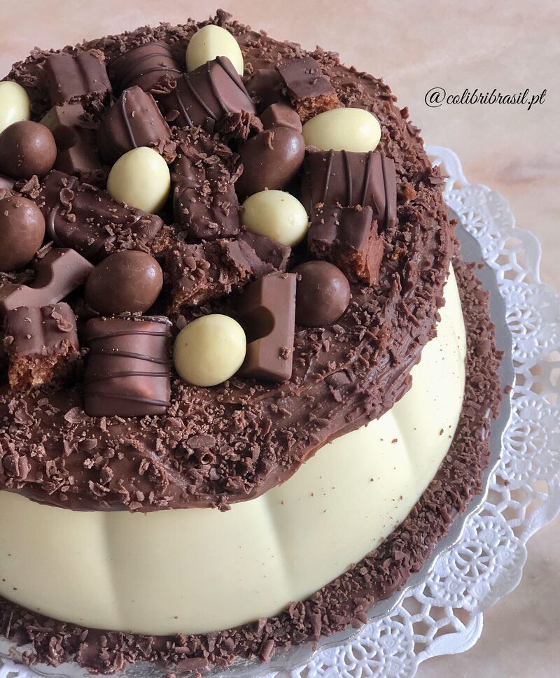 Bolo bombom com muito chocolate ao leite dentro 