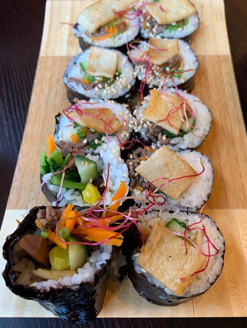 Kimbap (김밥), Le kimbap est l’équivalent coréen du sandwich français
Composé de riz, algues, légumes et viande au choix