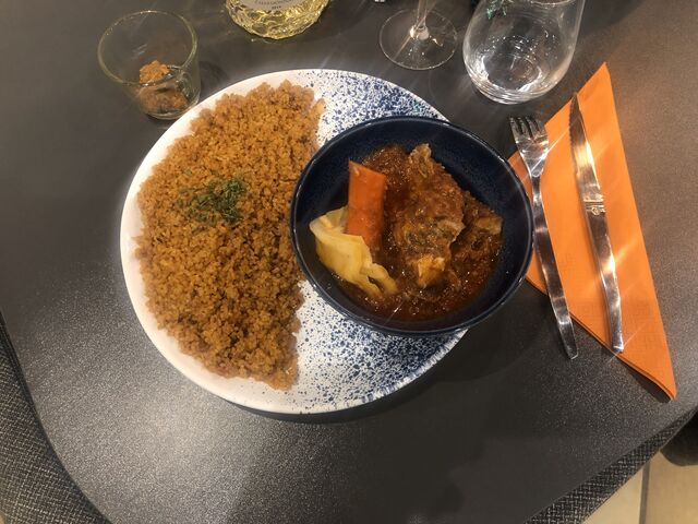 Un Thièp rouge au poisson capitaine ou daurade royale et son accompagnement de légumes frais (choix, manioc, carotte...).
