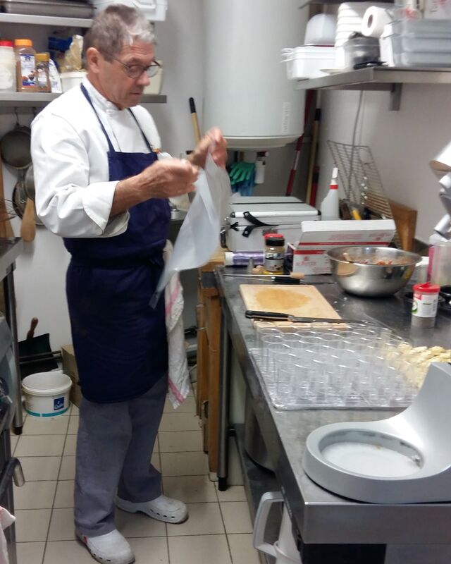 Préparation de verrines pour un mariage.