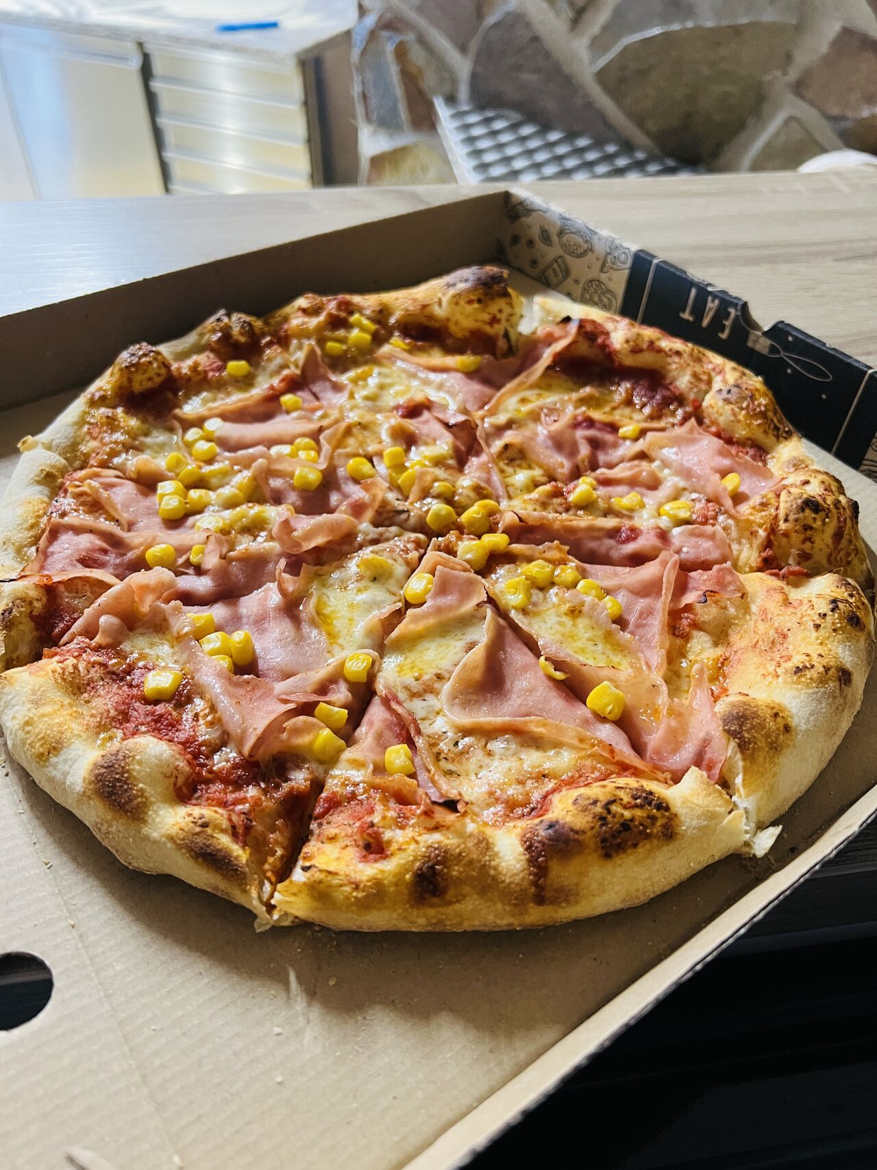 Pizza cu sunca si porumb