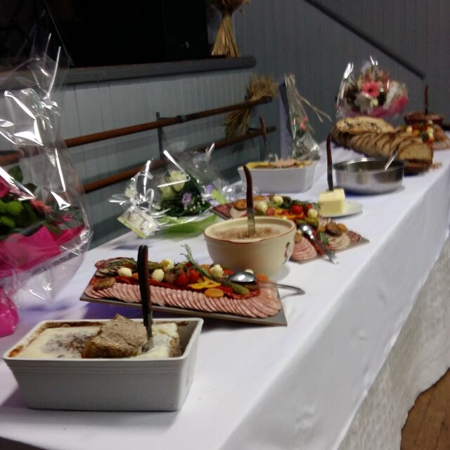 Présentation d'un buffet de mariage. 