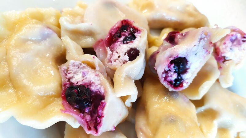 Pierogi z serem i czarną porzeczką