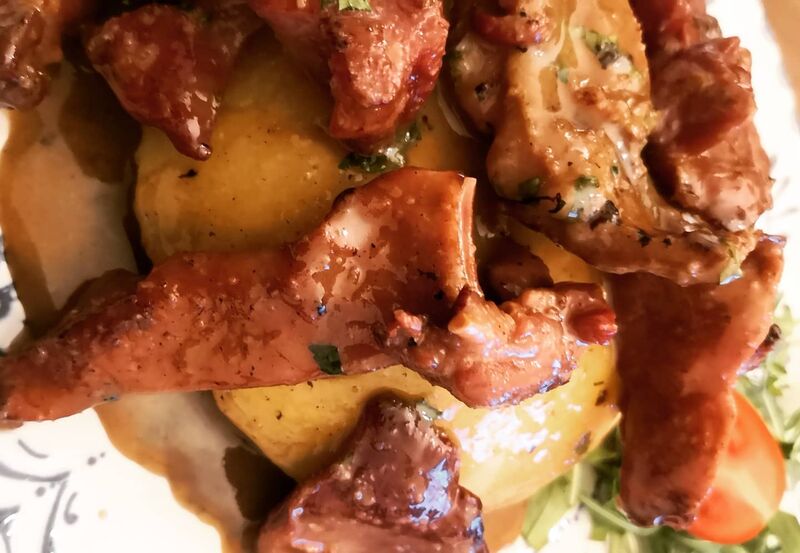 Spune Ghiță că la noi se mãnâncă cea mai bună pastramă de oaie din oraș 😋
Până acum nu l-a contrazis nimeni