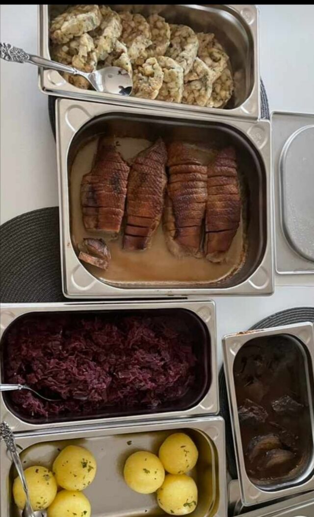 Gänsebrust & Zarte Rinderbäckchen mit Hausgemachter Semmelrolle &
Thüringer Klößen dazu Apfelrotkohl