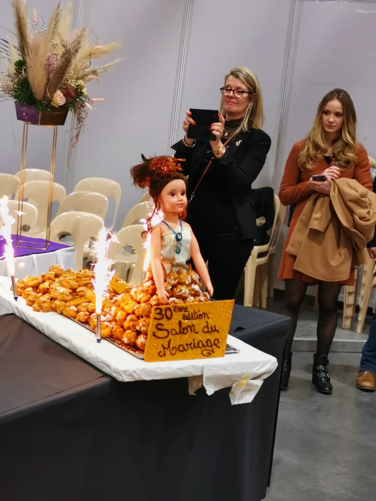 Pièce montée en forme de mariée pour le salon du mariage