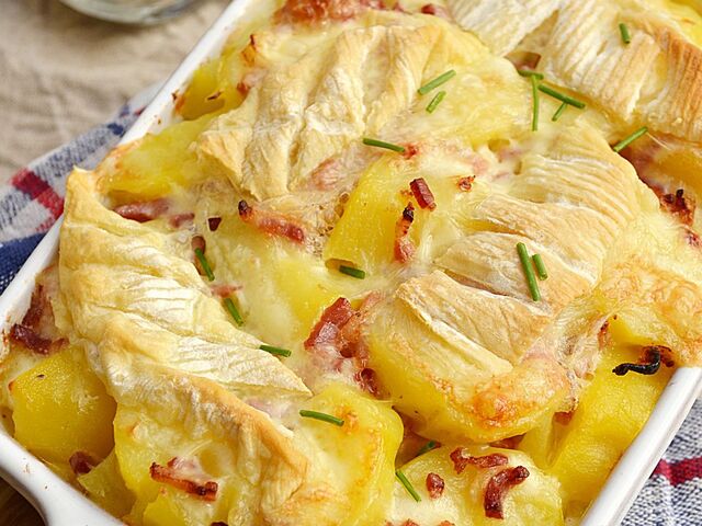 Savourez notre bonne tartiflette ! Des pommes de terre, du reblochon et des bons lardons fumés !