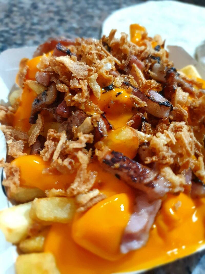 Frites au cheddar 4€
Frites au cheddar avec lardons grillés et oignons frits 5€