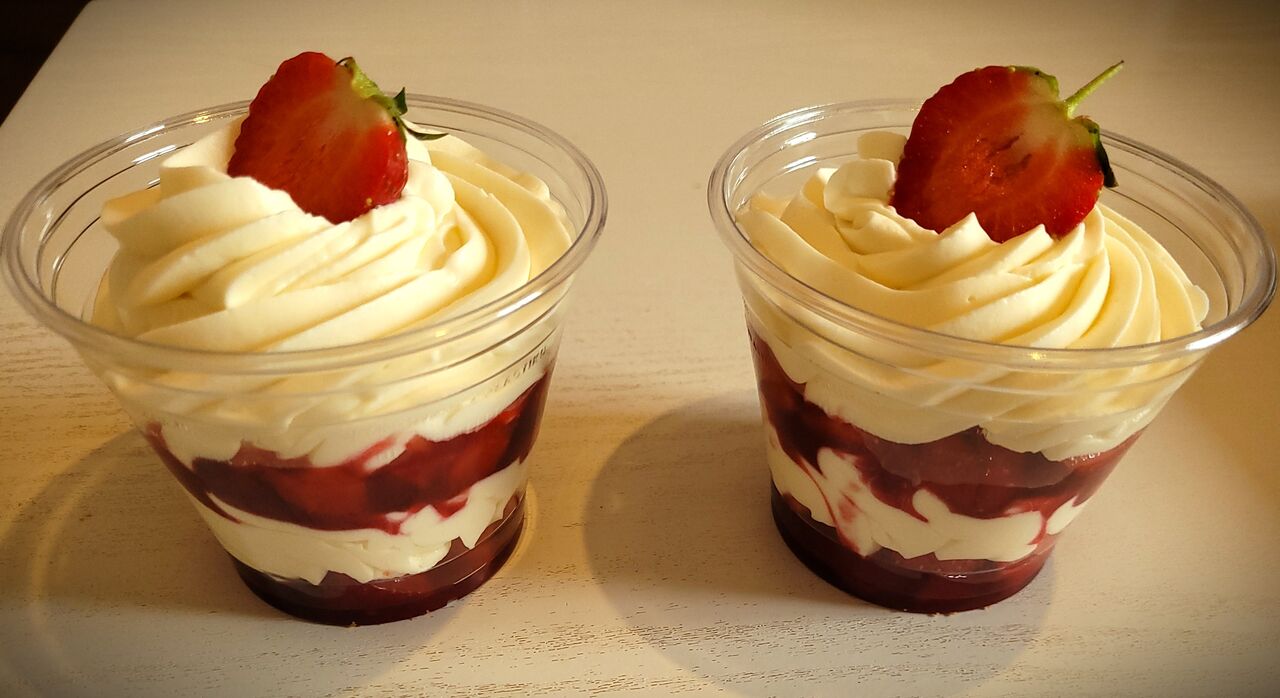 Verrines fraises, mascarpone et coulis de framboise