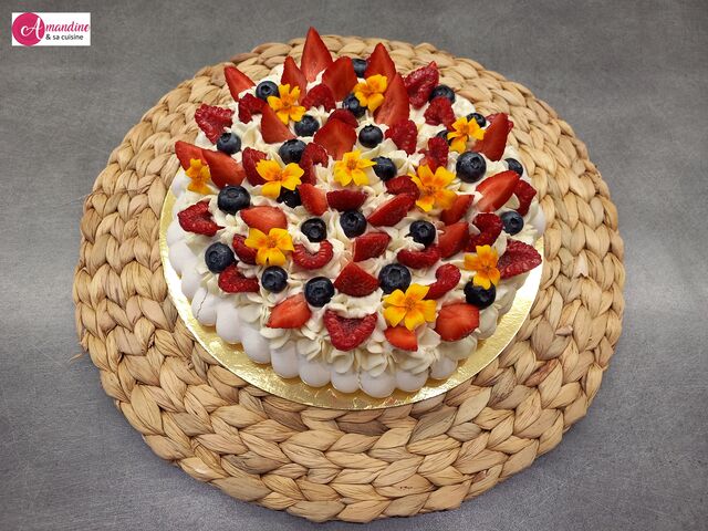 Pavlova aux fruits rouges (8 pers) --> En vidéo : https://www.youtube.com/shorts/ks0Dg_dGHCw
