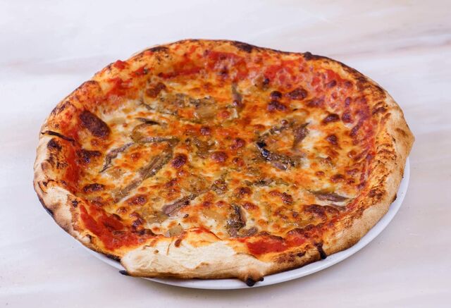 Sauce tomate, anchois, mozzarella, origan 13,90€