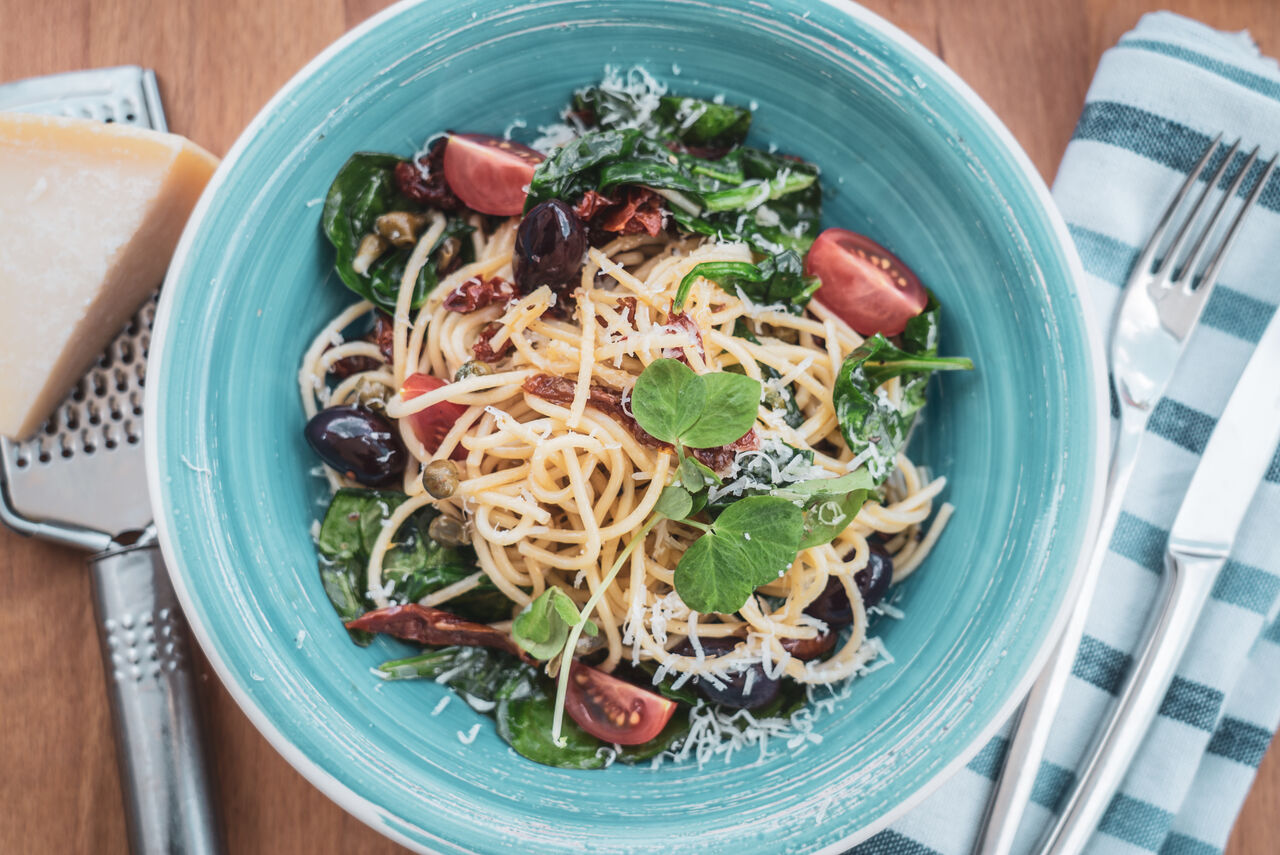 Spaghetti z suszonymi pomidorami i szpinakiem.