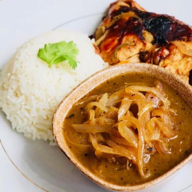 Le fameux et savoureux YASSA POULET !
Ce plat senegalo - malien sublime le poulet mariné braisé ou frit ! Il sera accompagné d’u