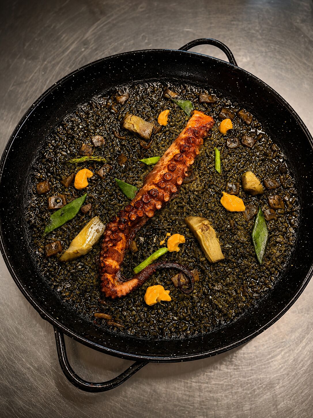 Arroz negro de pulpo con verduritas y alioli de pimentón 