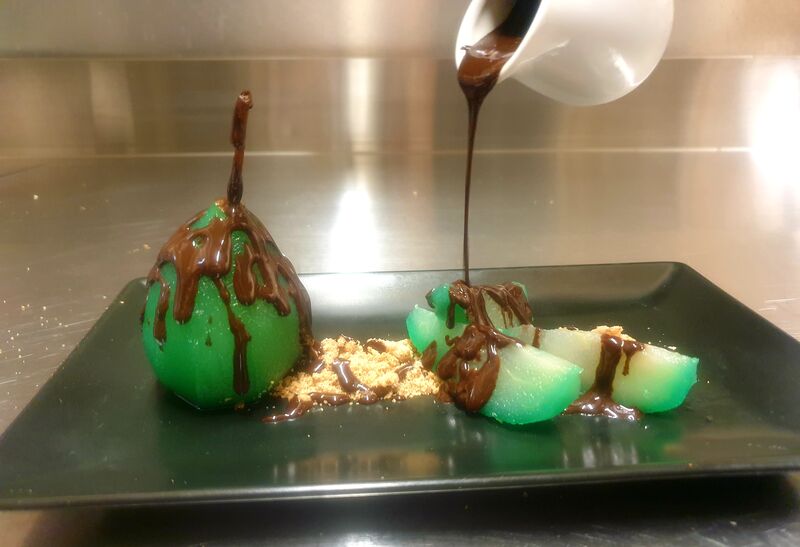 Poire pochée Get 27 sauce chocolat
