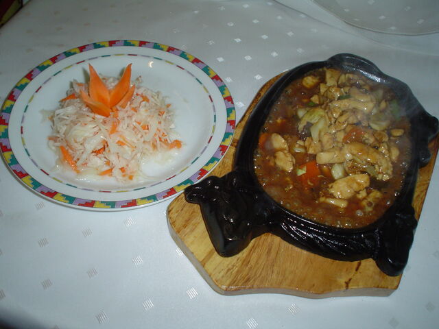 Goracy polmisek to tradycjne chinskie danie. Polega na podaniu jedzenia na specjalnym polmisku, na ktorym sie ono dopieka.