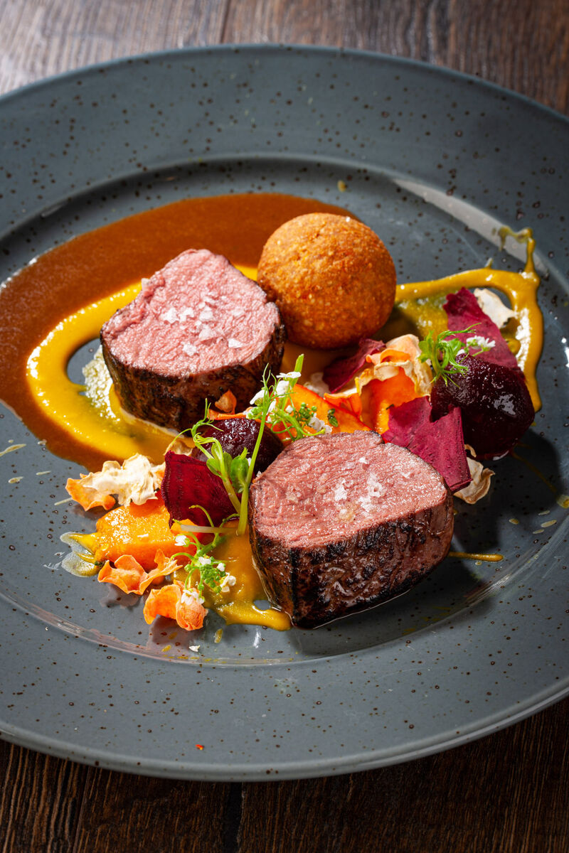 Jelení hřbet s ořechovou kroketou, dýňové pyré