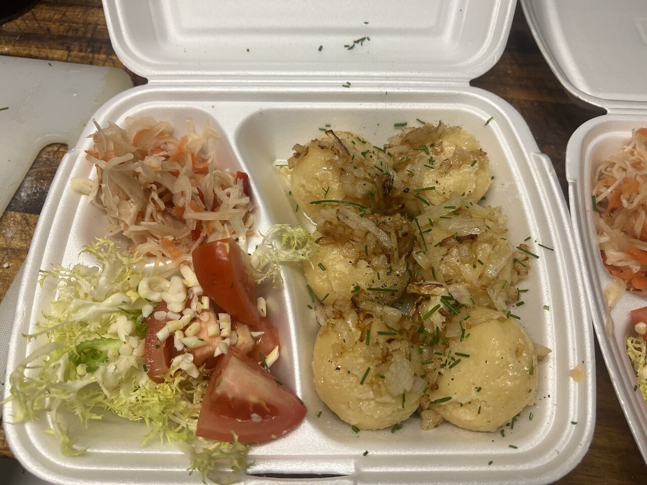 Knedlíky s uzeným a smažená cibulka