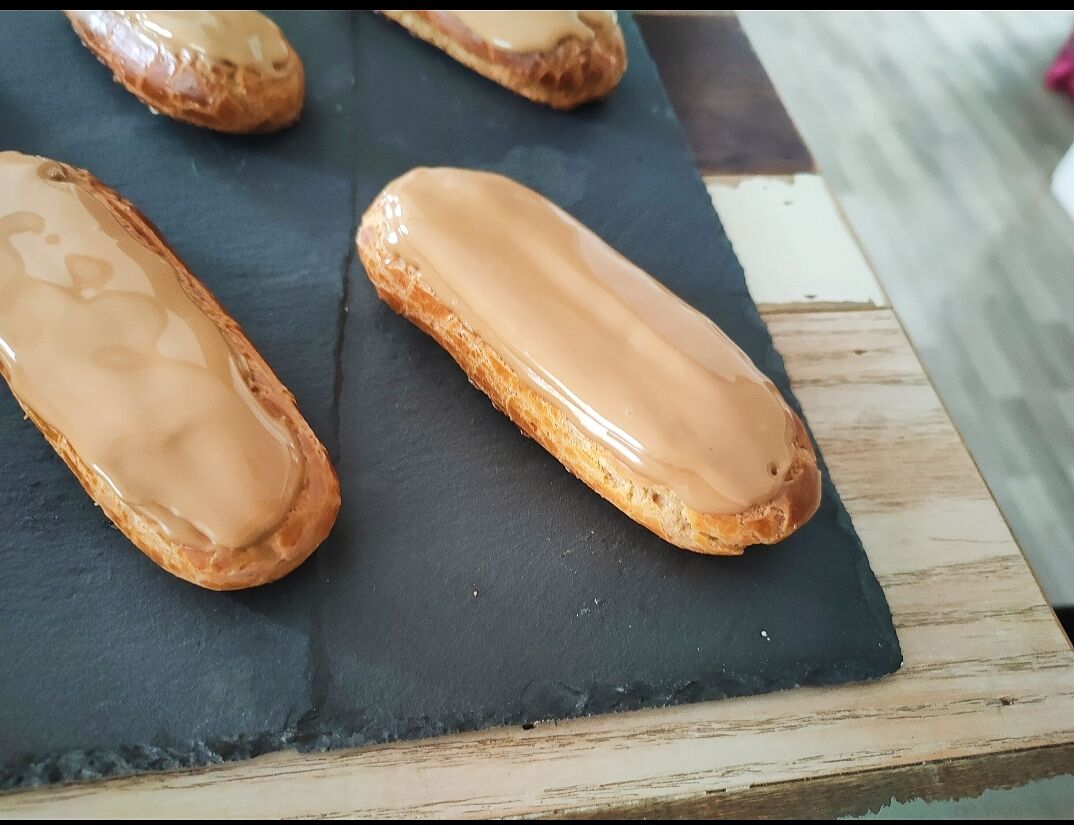 Eclair au café