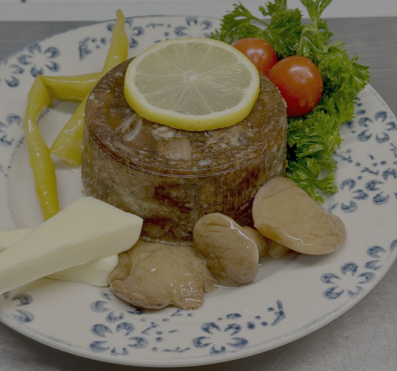 Meduza z wieprza czyli zimne nóżki wieprzowe, podgrzybek marynowanym, chleb w Szynku pieczony