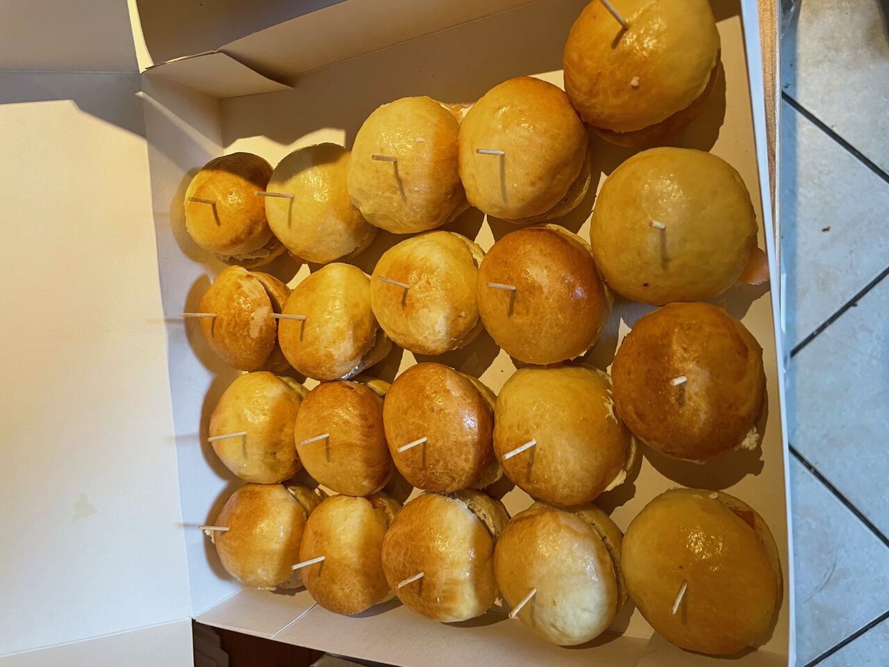 mini burger au saumon, fait maison.