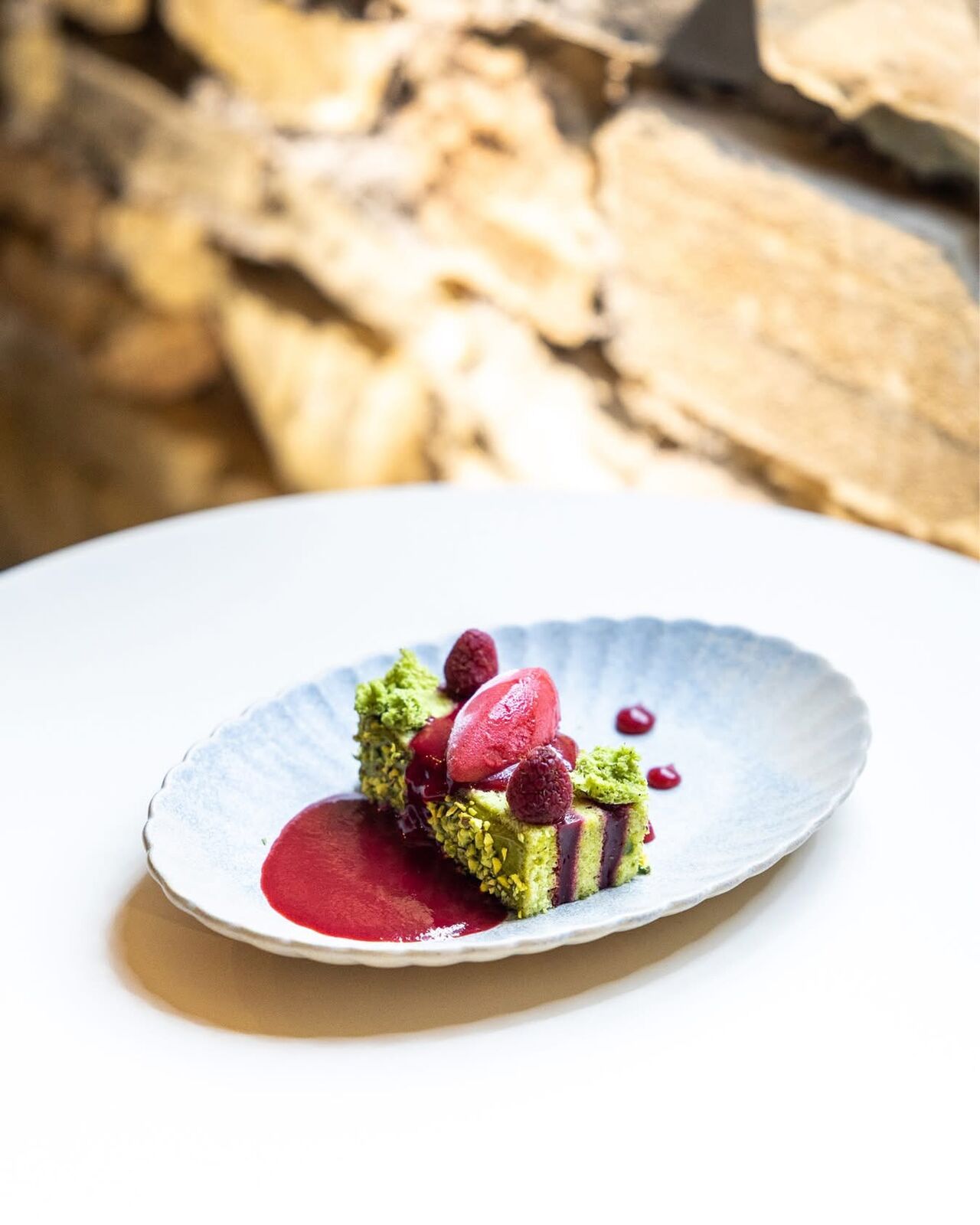 La framboise en millefeuille moelleux, Pistache, Sponge cake, Pain de gênes