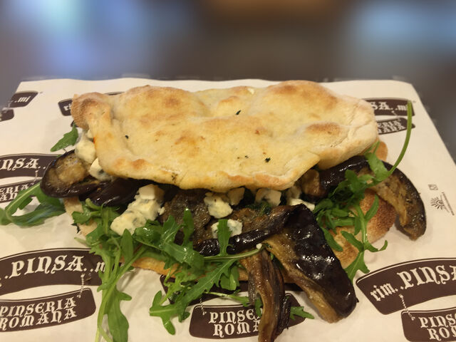 Pinsotto rucola melanzane grigliate e gorgonzola