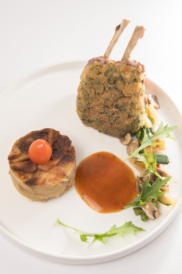 Carré d'agneau en croûte d'herbes, jus réduit au romarin, gratin dauphinois, légumes du marché
