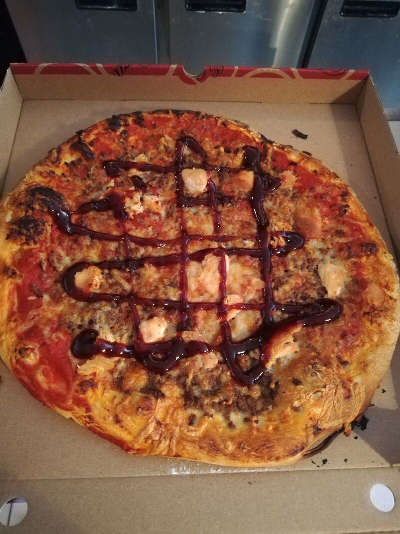 Pizza canibale : sauce base tomate, blanc de dinde, viande haché, mozzarella, fromage, olive, sauce barbecue.
Prix 10.90 euros