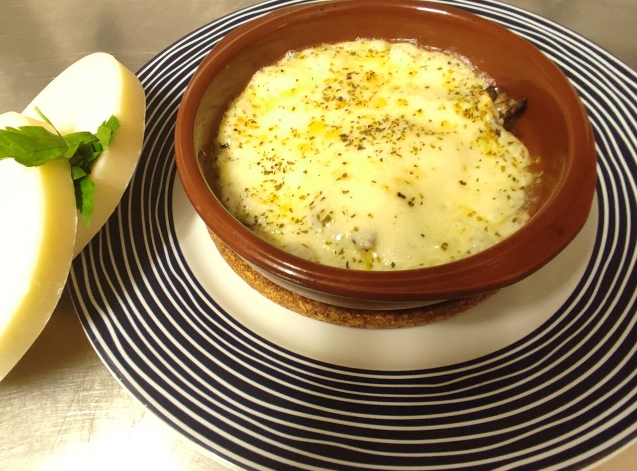 Queso provolone gratinado con setas