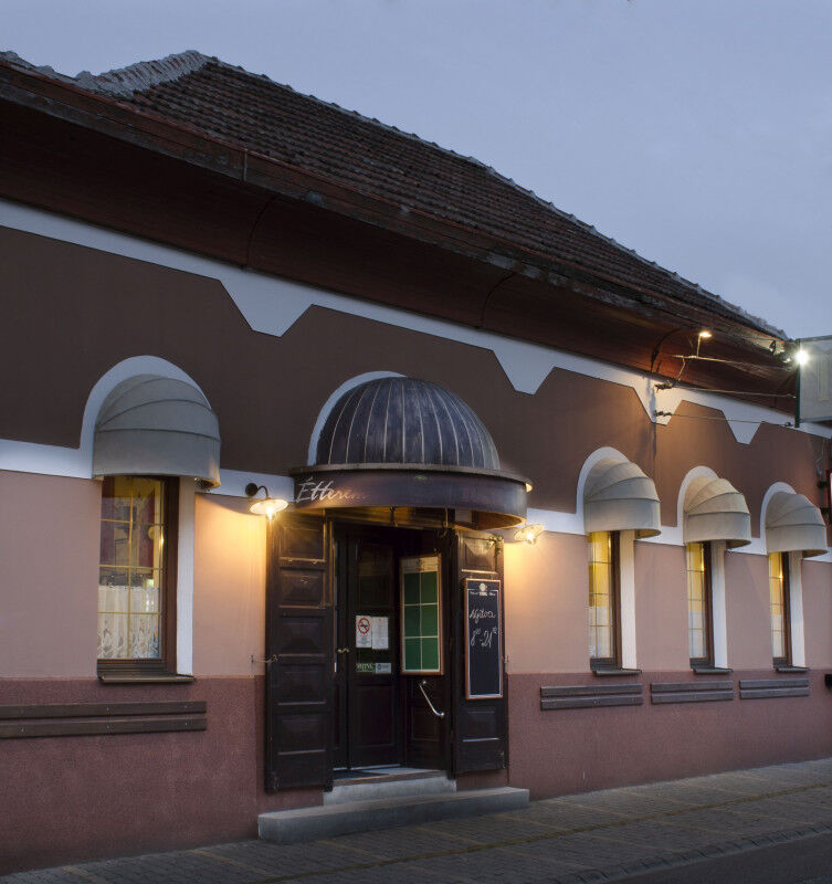 A vendéglő bejárata naplamentében