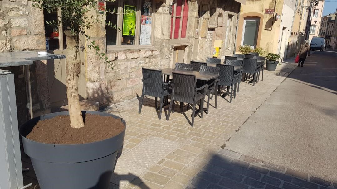 Belle terrasse bien ensoleillée 