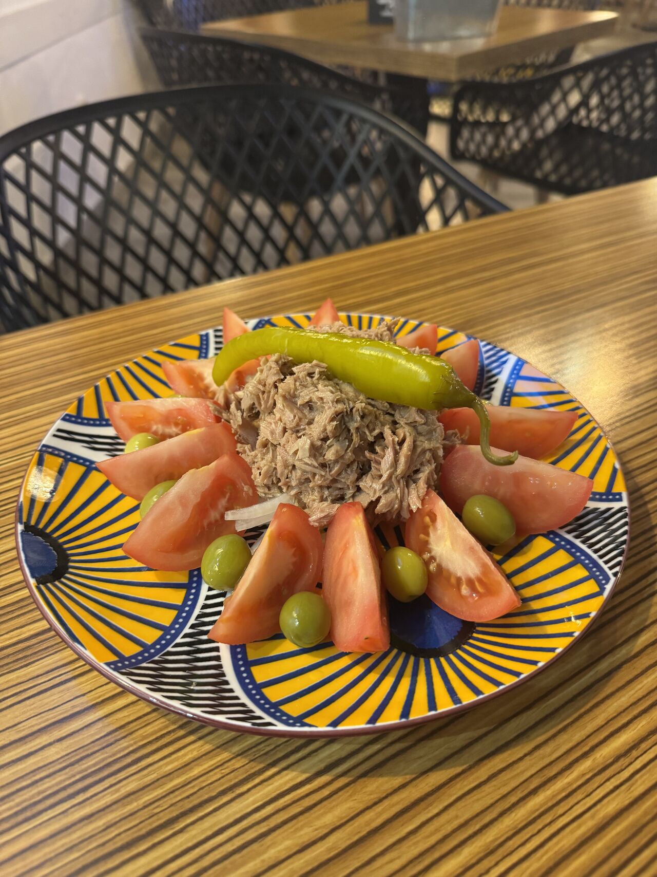 Ensalada de tomate, cebolla y atún 