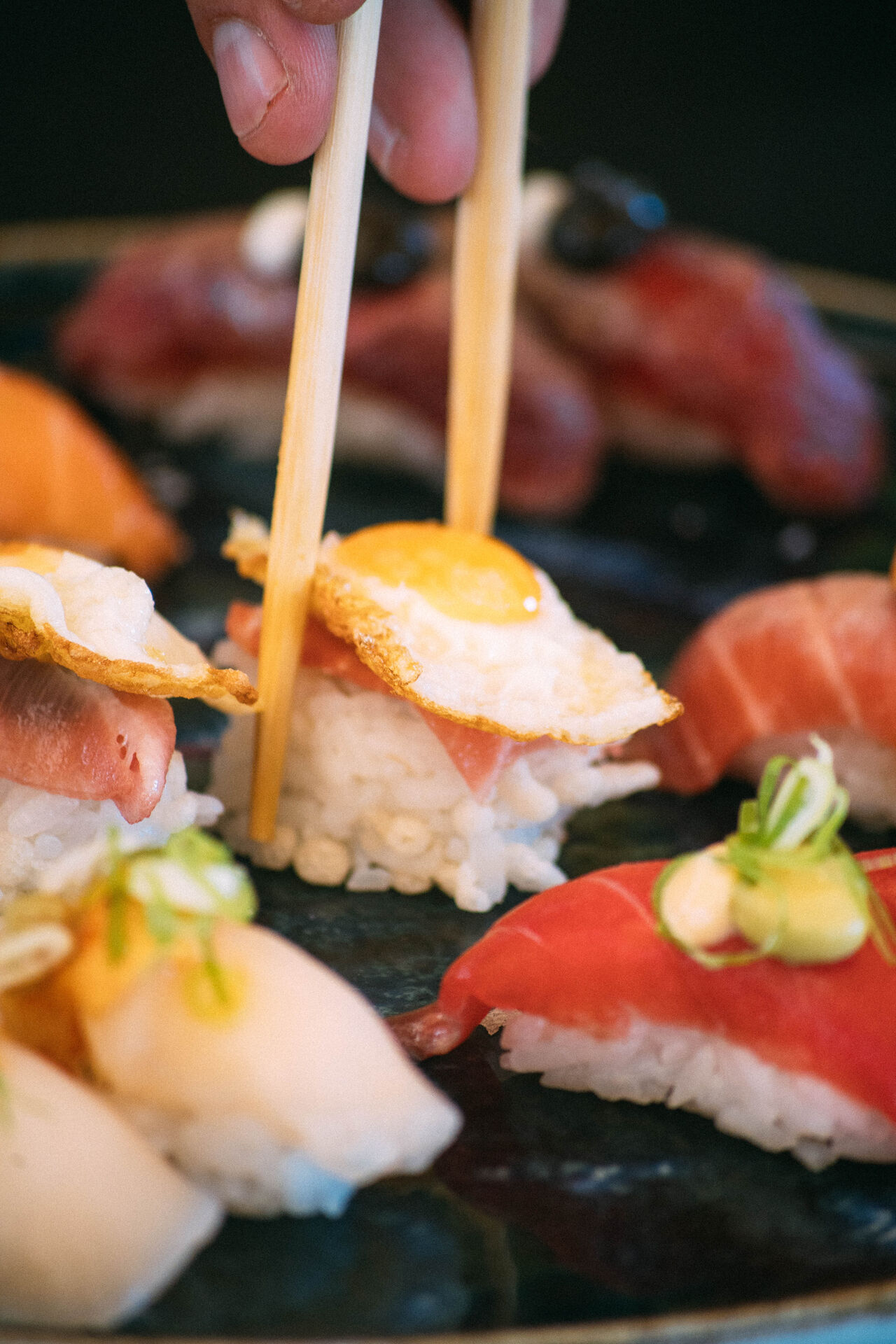 Nigiri de ventresca trufado con huevo de codorniz frito