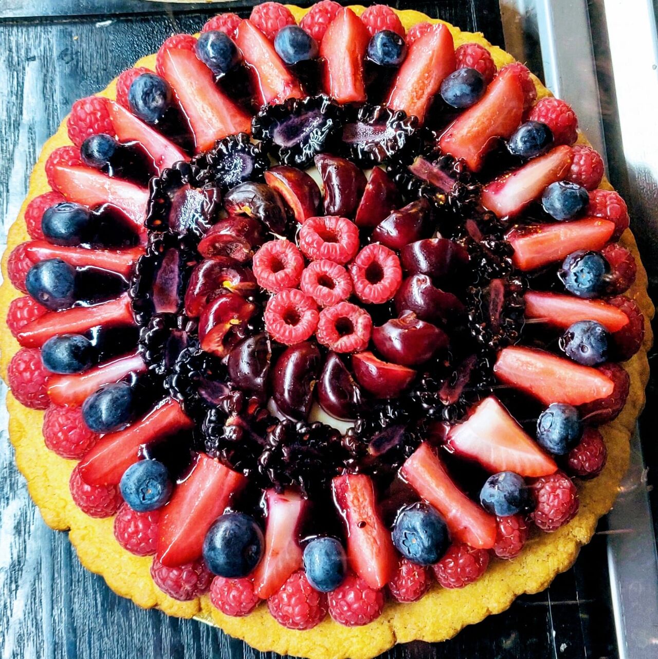 Tarta de frutos del bosque 8pax / 24€.
Base sablé breton, cremoso de chocolate blanco, mermelada casera arándanos y su fruta. 