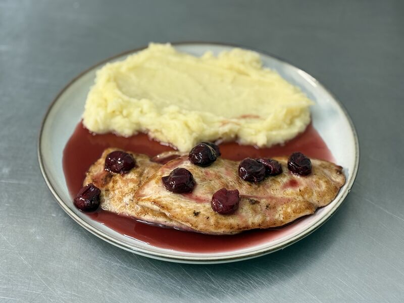 Piept de pui in sos de visine cu piure de cartofi 