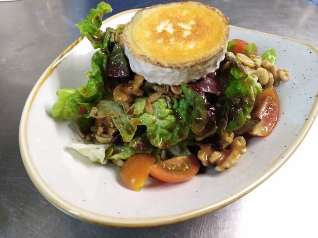 Ensalada de queso de cabra con vinagreta de mostaza a la antigua 