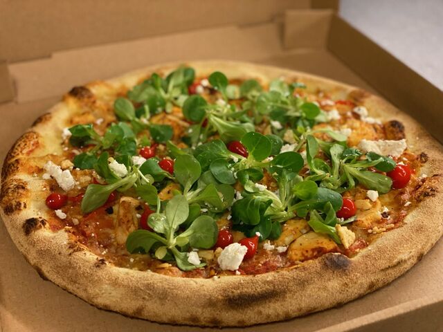 Pizza la poulette
Tomates, mozza, emmental, poulet, poivrons, piment d’Espelette
Après cuisson, mâche, mini poivrons gouttes,...