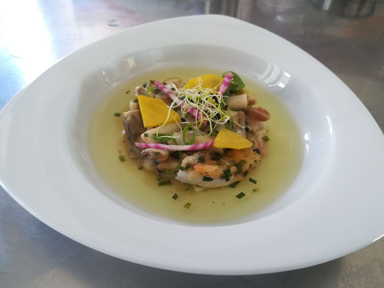 Tartare de couteaux aux agrumes, infusion citronelle